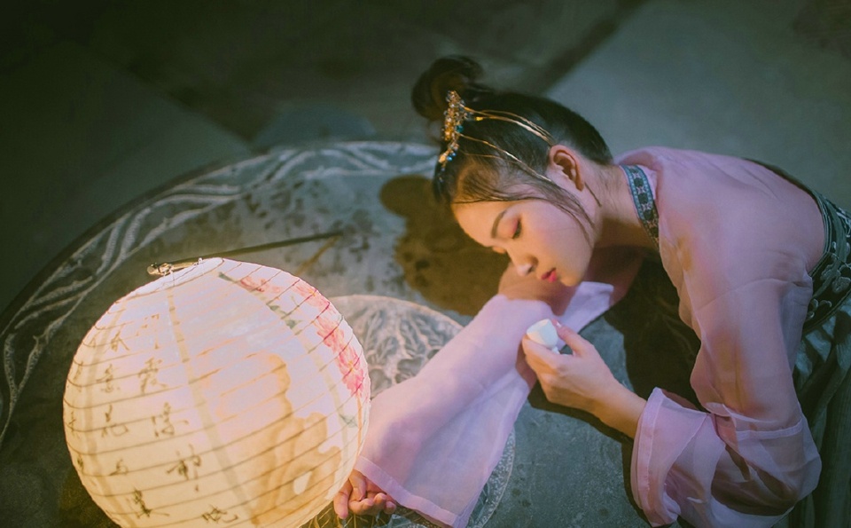 夜晚灯光中的古装汉服美女娇美可人写真集 @微相册