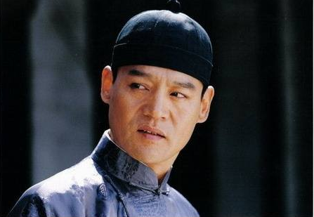 61岁王巍全家近照，如今的他老态尽显，儿子已成大腕