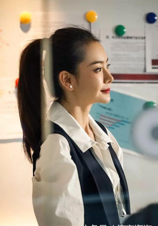 《北京女子图鉴》戚薇演绎职场心机,这些穿搭套路get到了吗?