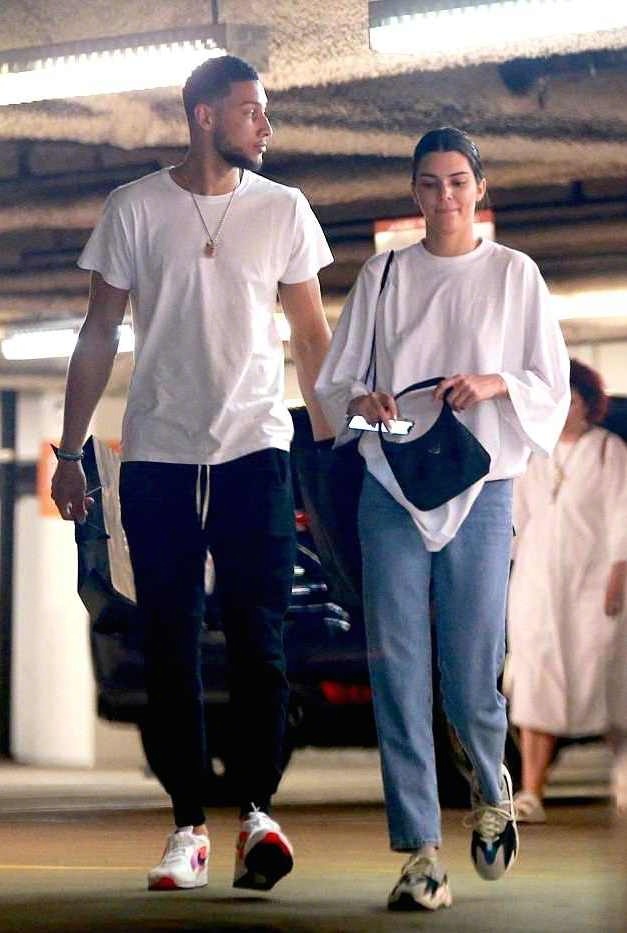 肯豆kendall jenner与男友本·西蒙斯ben simmons 当地时间周日一起外