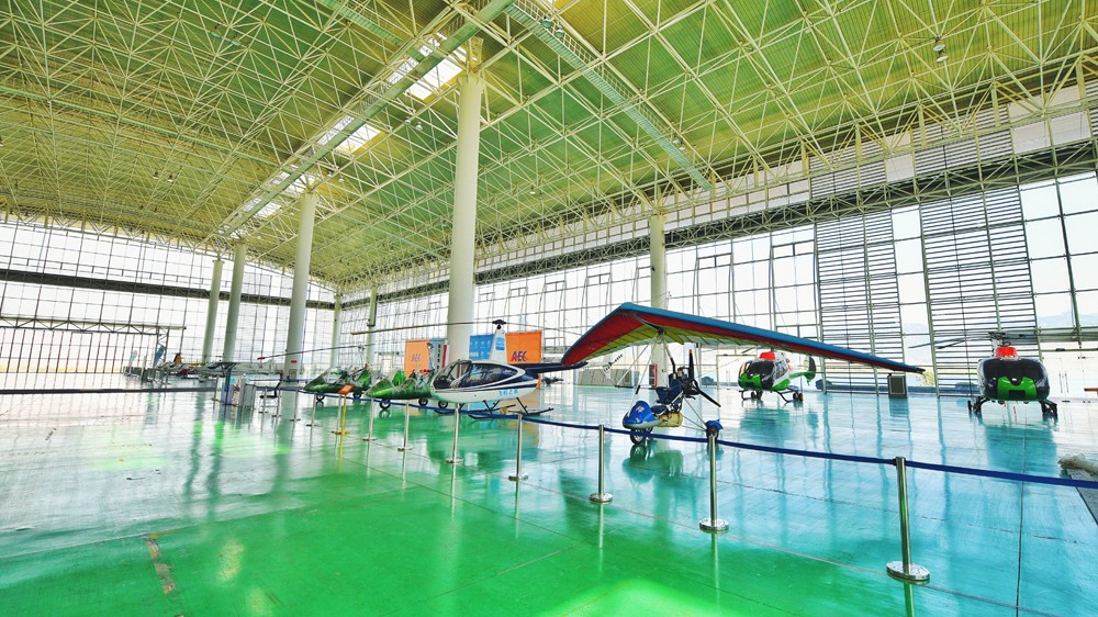 环湖路上.雪野航空展览馆