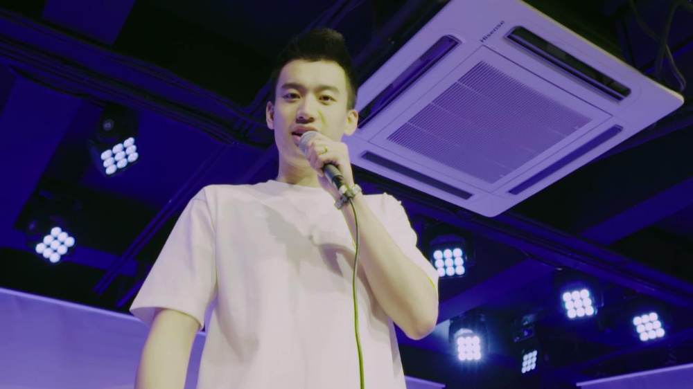 最会编码的脱口秀演员庞博,爆笑解读程序语言,俘获迷妹无数|庞博|脱口秀|台下_新浪新闻