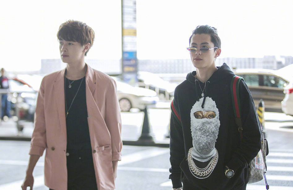 新f4王鹤棣 梁靖康 官鸿 吴希泽合体现身机场 个个清爽帅气