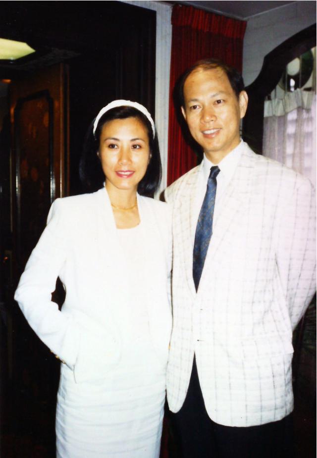 71岁罗家英夫妻俩近照,膝下无子相依为命,却似神仙眷侣一般幸福