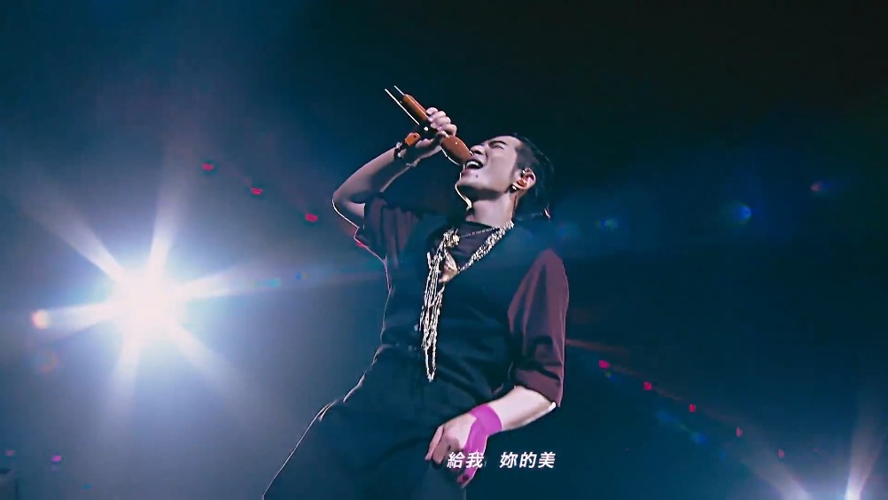 《王妃2.0》官方live版mv首播! 这首开启萧敬腾摇滚世代的金曲 .