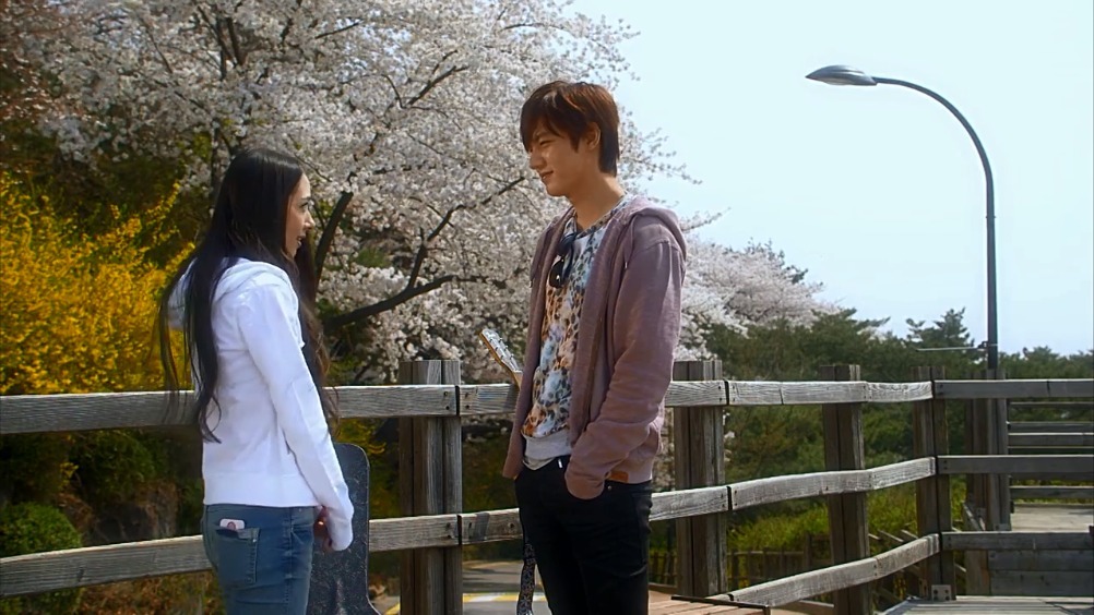 韩剧《一线钟情》花絮:李敏镐自弹自唱,郭碧婷看的入迷了