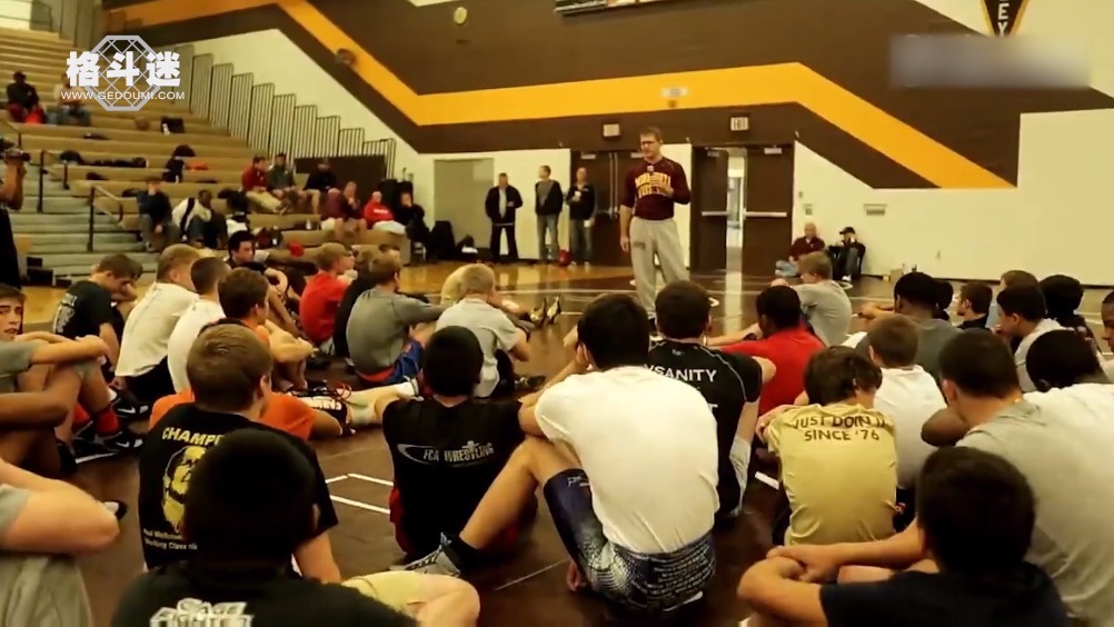 美国学生的摔跤训练来感受一下摔跤大国的氛围