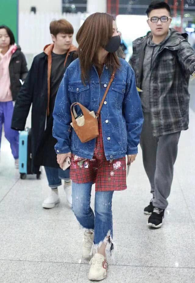 赵薇一身牛仔休闲装现身机场,内搭长款格子衬衫,减龄又潮范!