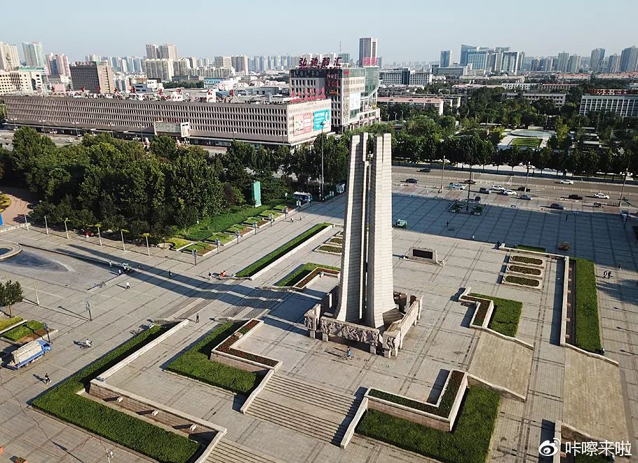 在唐山市中心区文化路和新华道交叉口西南角,建成了抗震纪念碑广场