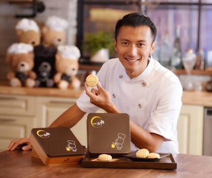 在最后一期《锋味》里,需要用帝王蟹做菜,高丹艺对谢霆锋说:"我想试一