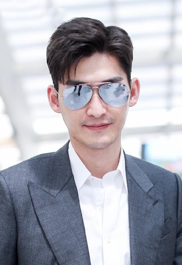 张翰灰色西装机场现身,满脸疲惫胡茬都不刮,霸道总裁变大叔了