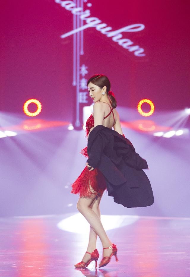 毛晓彤亮相新舞林大会,高跟美腿,性感美背太吸睛 可爱美丽奔放