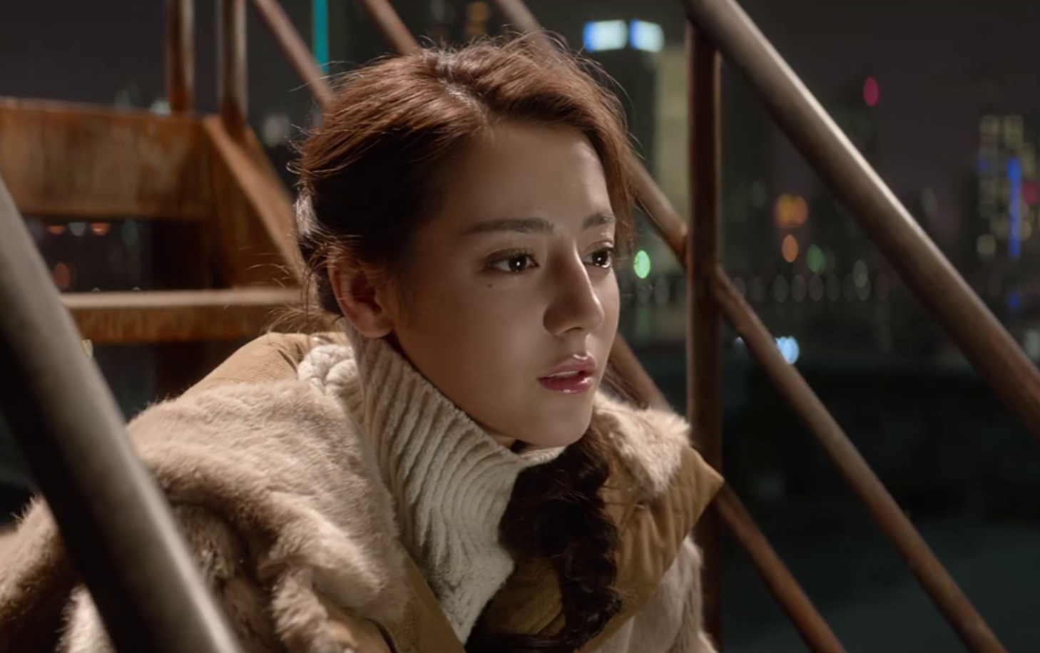 迪丽热巴在《21克拉》中形象是这样的,演技依旧的很棒_新浪看点