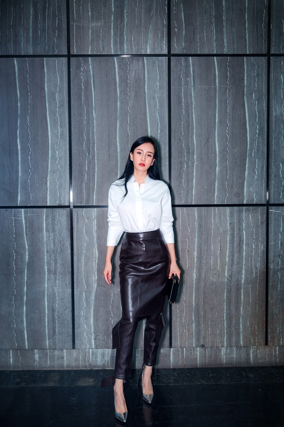 母其弥雅黑包礼服亮相盛典斩获年度动作演员奖