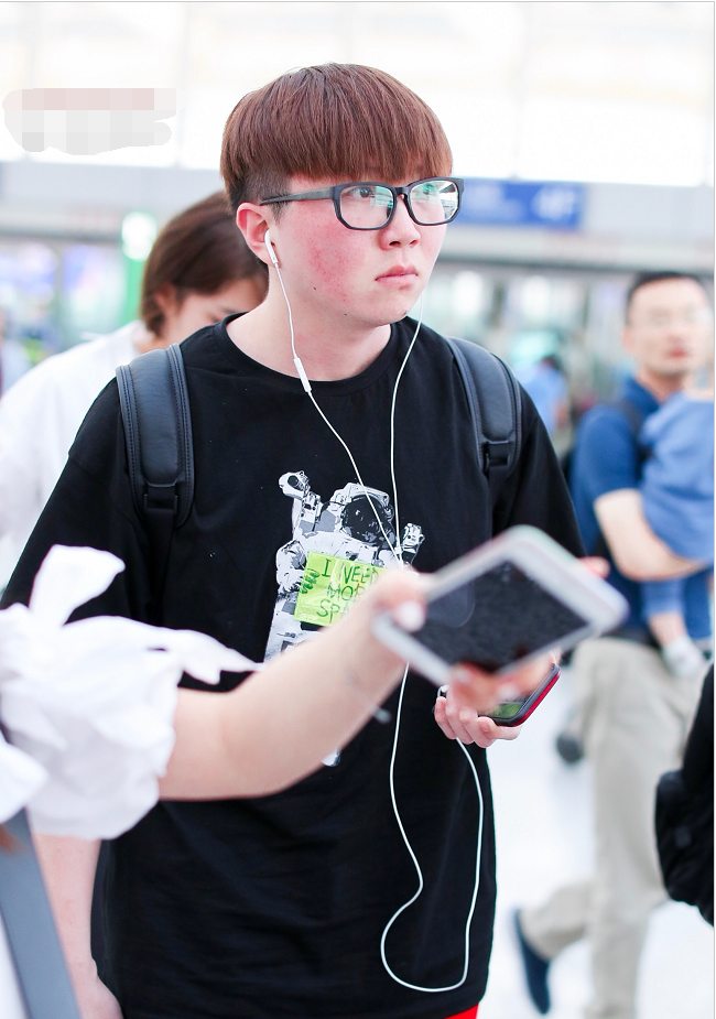 毛不易穿黑色印花t恤搭配红色运动裤现身机场 满脸通红相当可爱