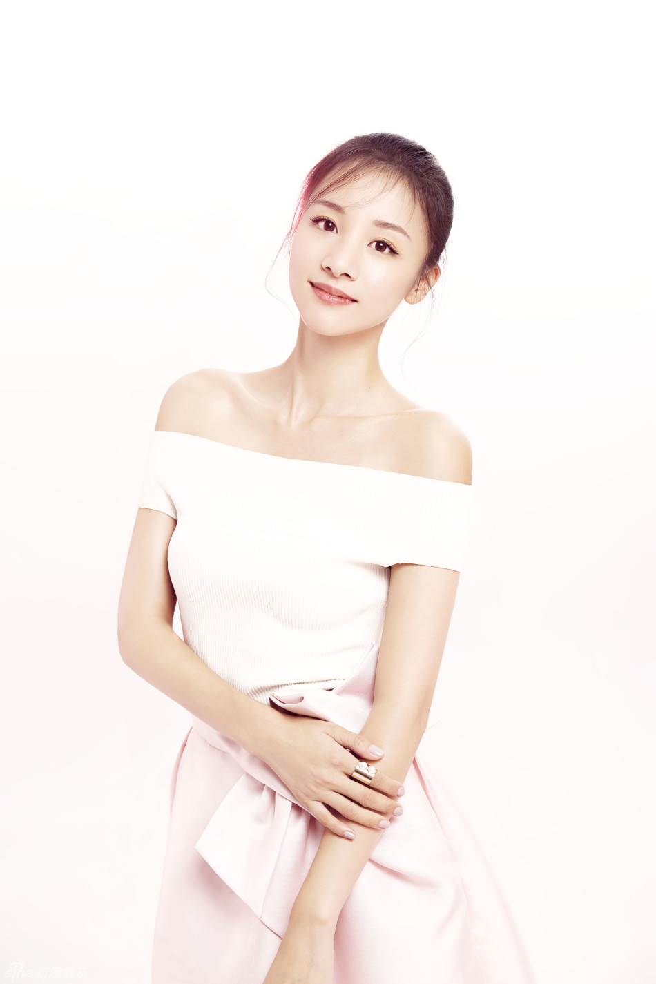 成龙内地签约的第一个艺人,老公是胡歌兄弟,她却在剧中倒追胡歌