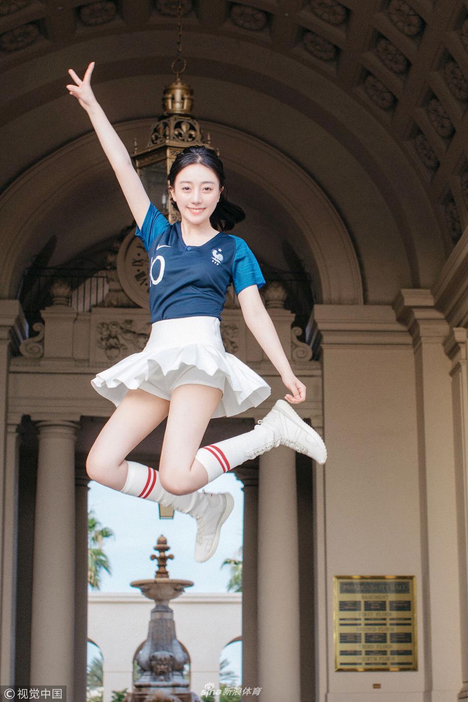 足球宝贝助威法国皮肤白嫩玉腿修长