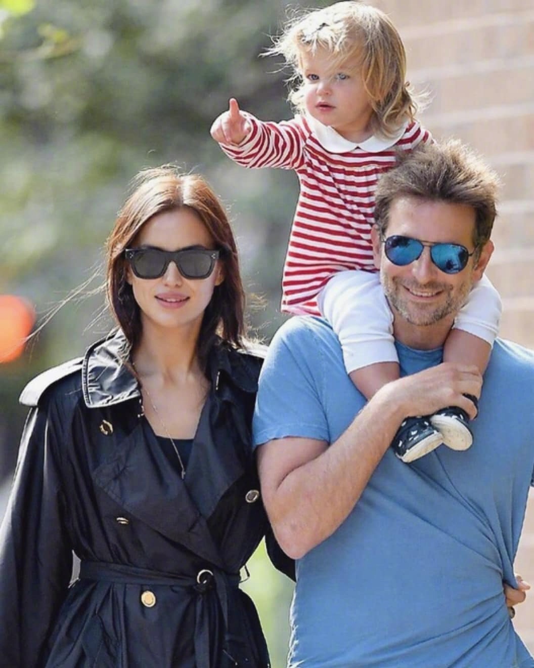 布莱德利·库珀bradley cooper和女友irina shayk一起带着女儿在纽约