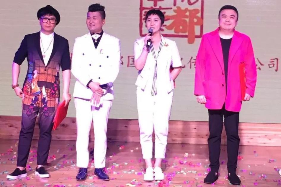 著名音乐人汤潮歌手格格演员杨大鹏成一家人