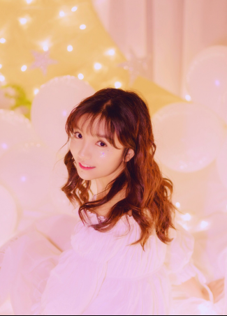 以清新的形象,干净的嗓音等,被称为 "治愈系萌物",在微博,抖音等平台