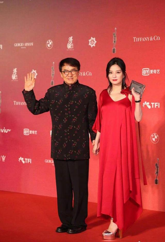 成龙与赵薇牵手亮相金像奖,一个老了,一个胖了!都是岁月的痕迹