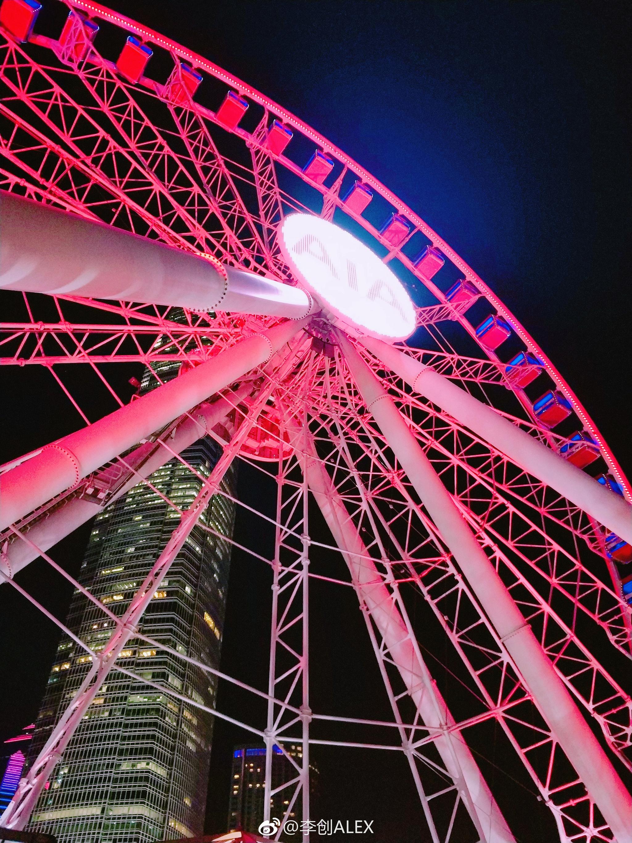 来香港旅行,你只需要花20港币,在中环码头旁坐个粉色的摩天轮
