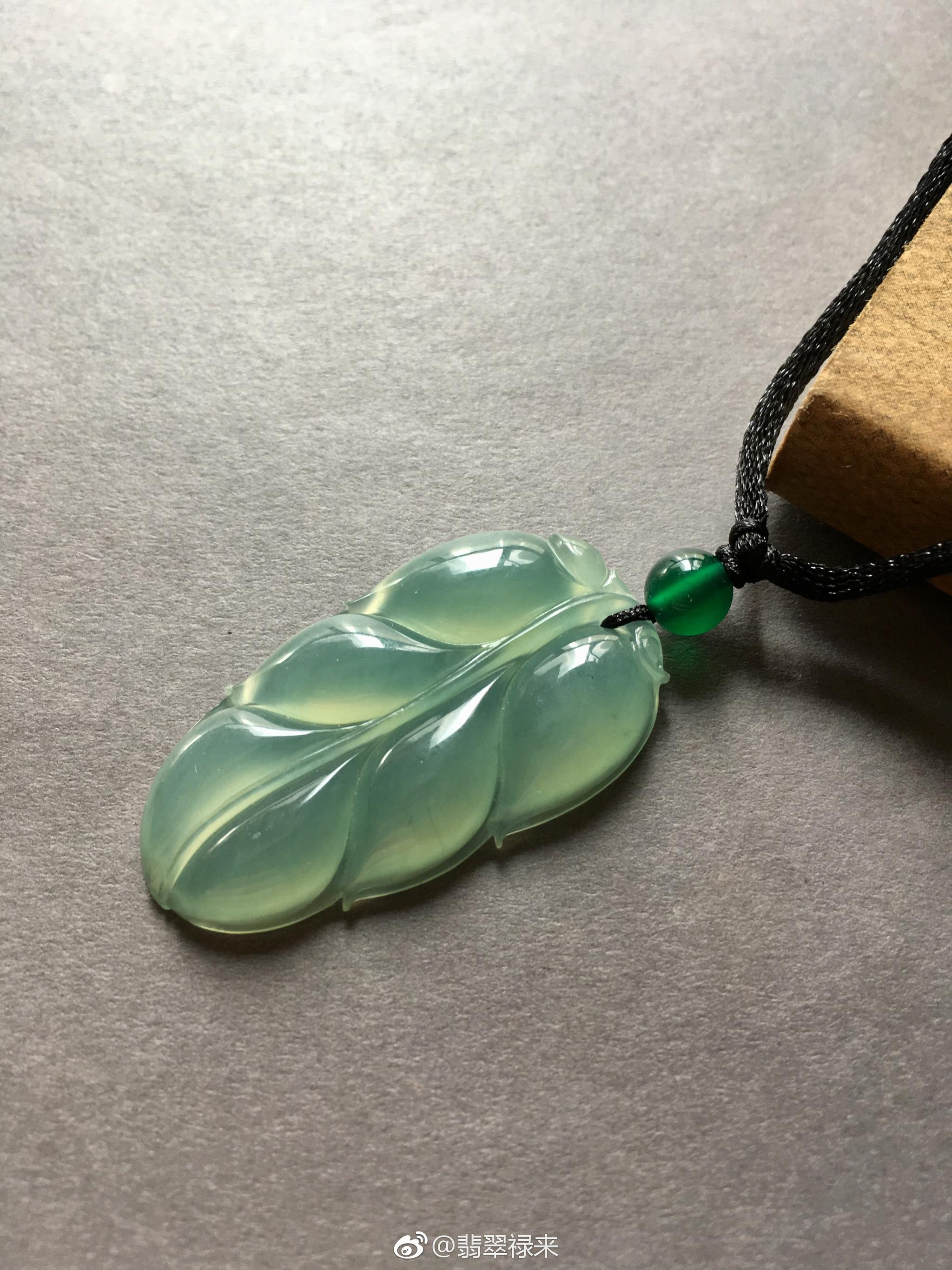 胖嘟嘟的冰种晴水翡翠叶子