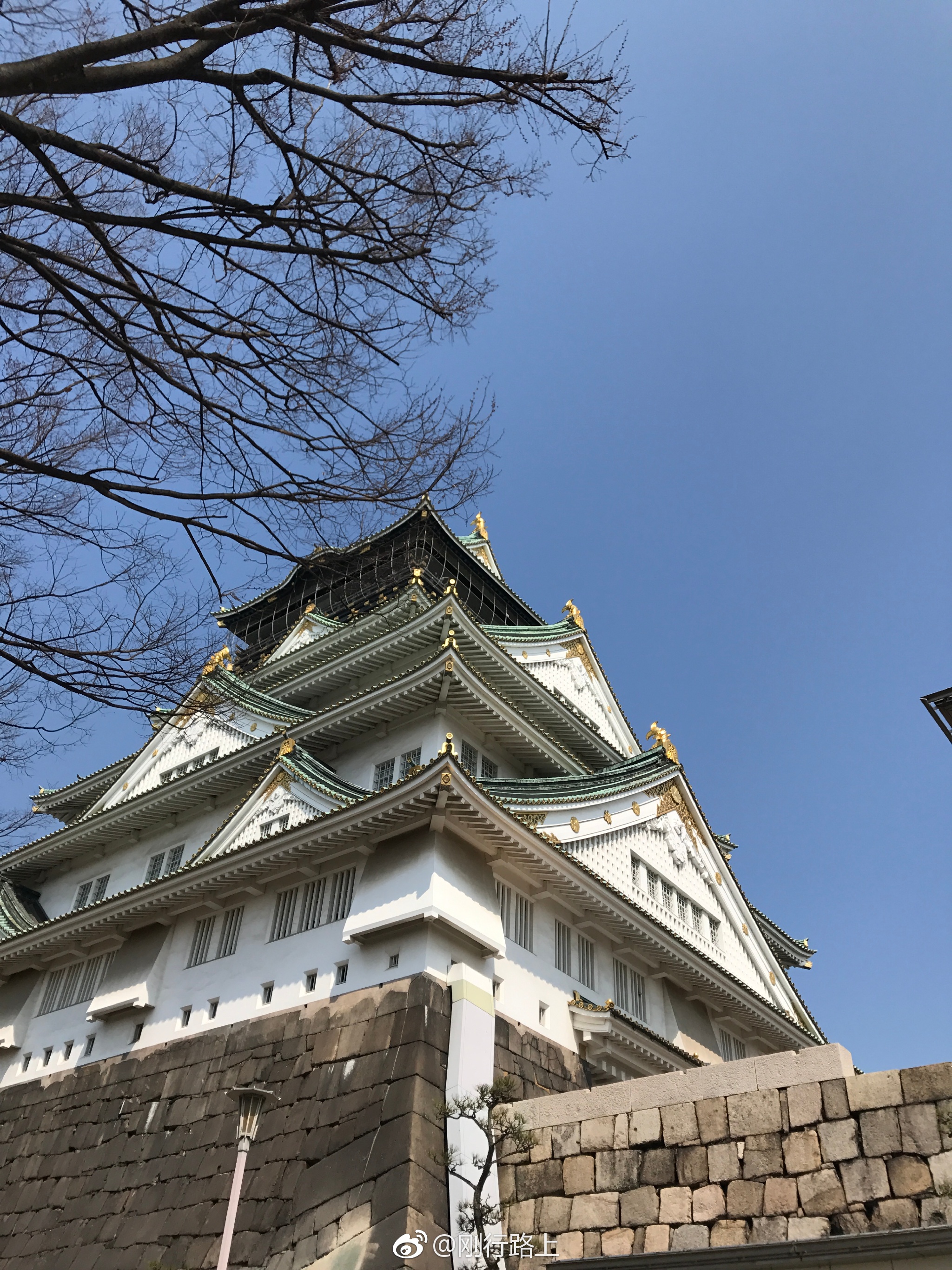 大阪城为日本三大名城之一,美丽壮观的天守阁是昭和六年所重建