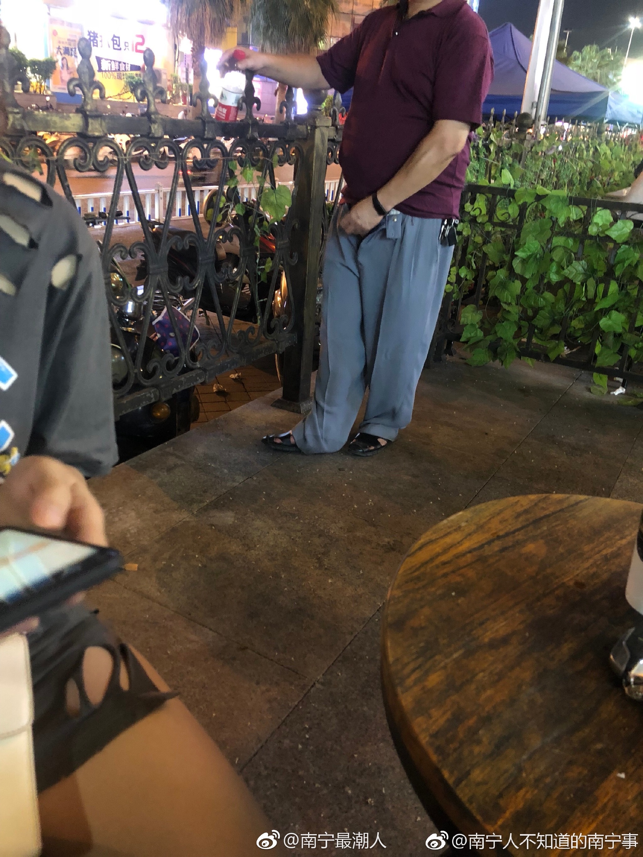 为老不尊!网曝南宁奶茶街一老头明目张胆对女生露下体