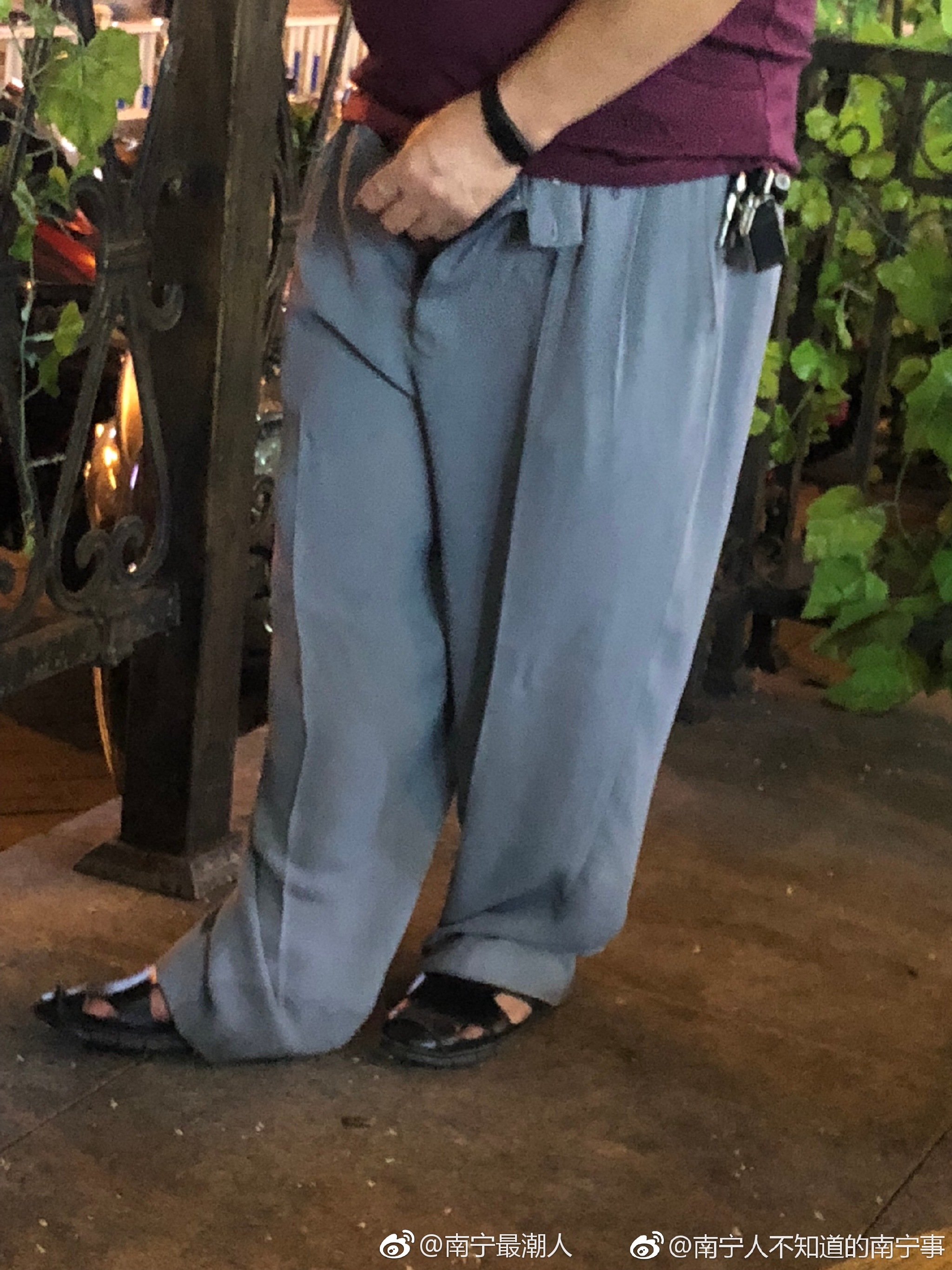 为老不尊!网曝南宁奶茶街一老头明目张胆对女生露下体