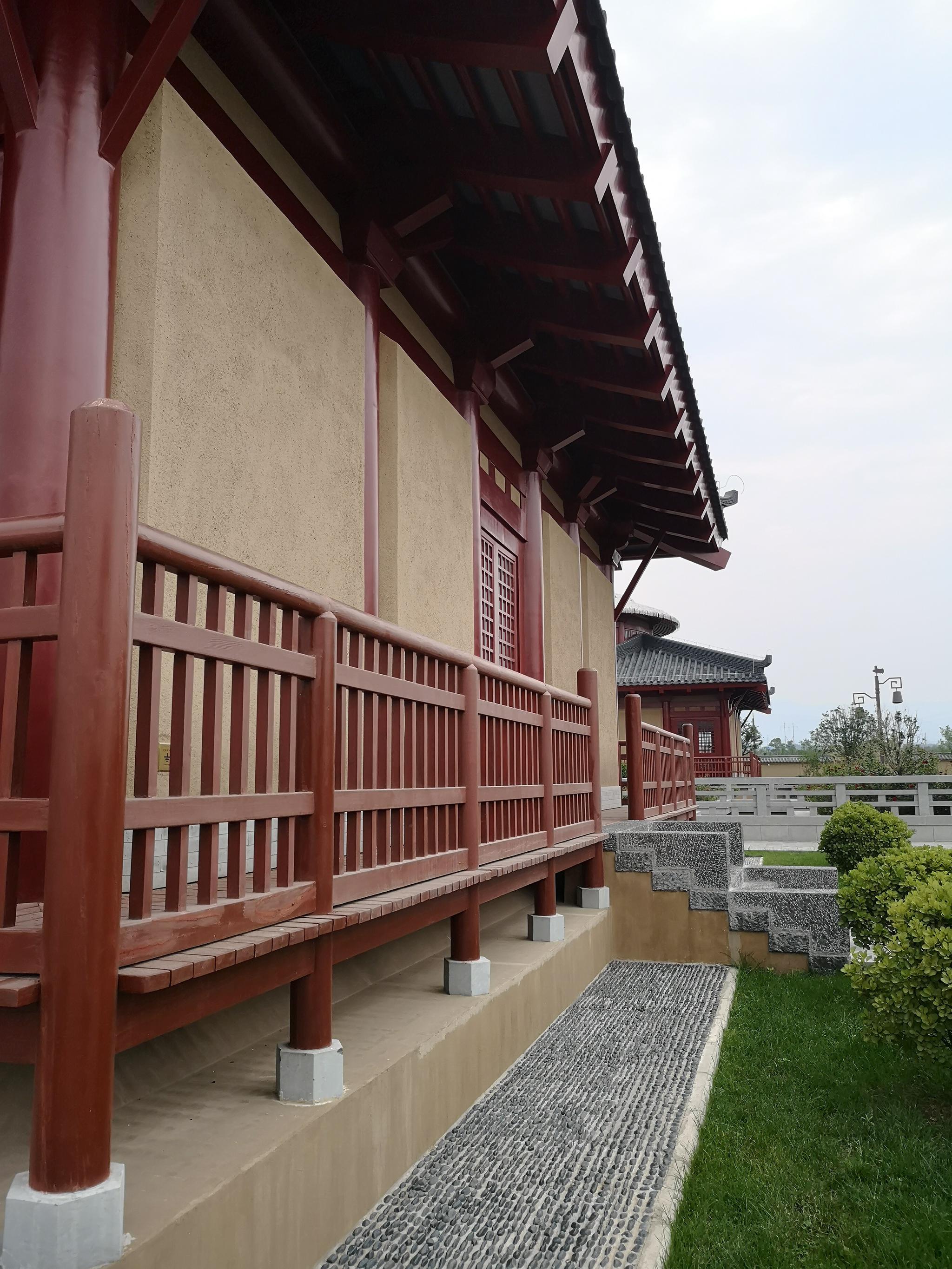 西周宫殿遗址考古勘探数据复原建造的地上展馆,建筑群的尺度大小严格