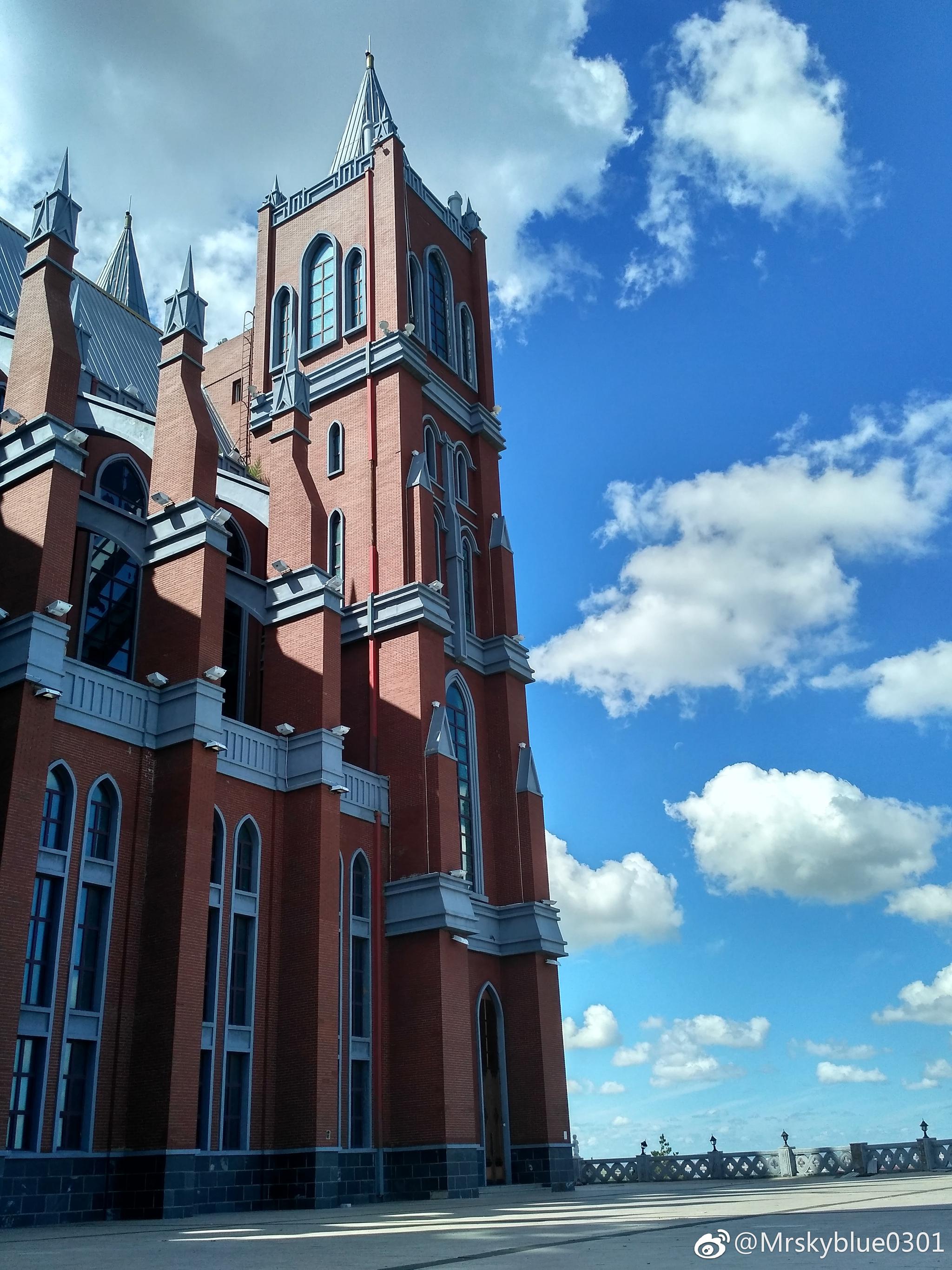 婚礼宫位于东山植物园内小山坡上,是满洲里制高点.一座哥特式建筑