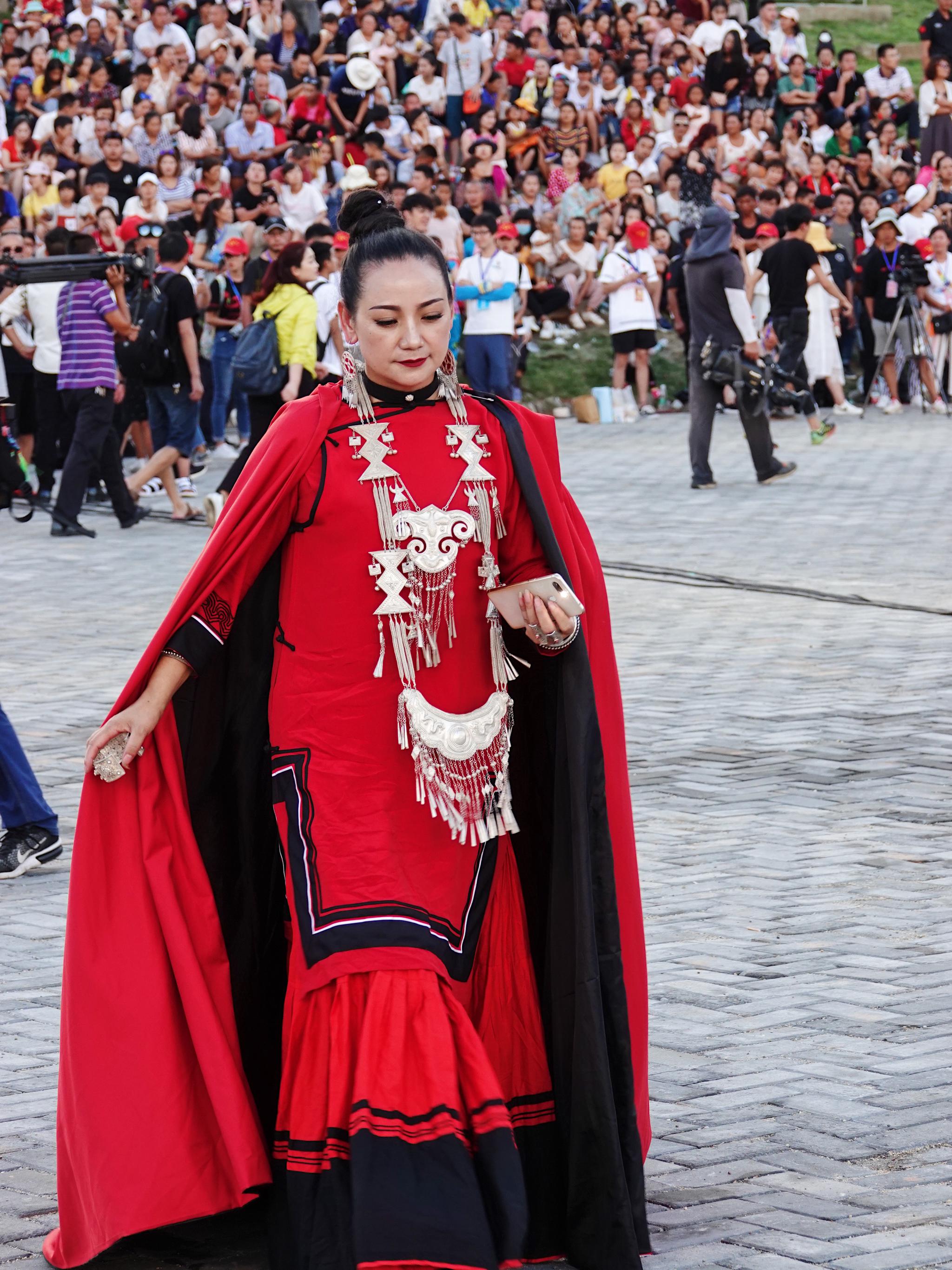 昨晚凉山西昌彝族火把节在洛古波、大箐、四合三个地方同时举办|西昌|古波|彝族_新浪新闻
