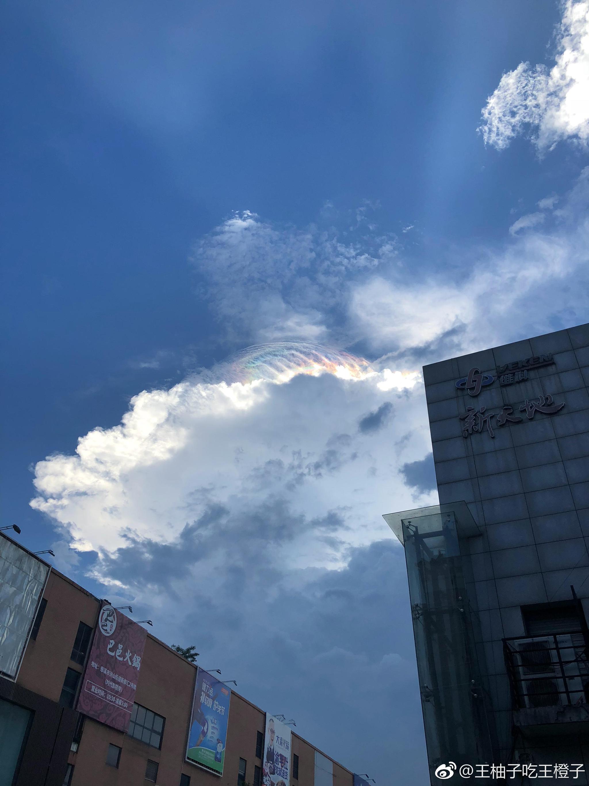 为许多细小的冰晶,当太阳光角度刚好时,阳光入社到幞状云中折射成七彩