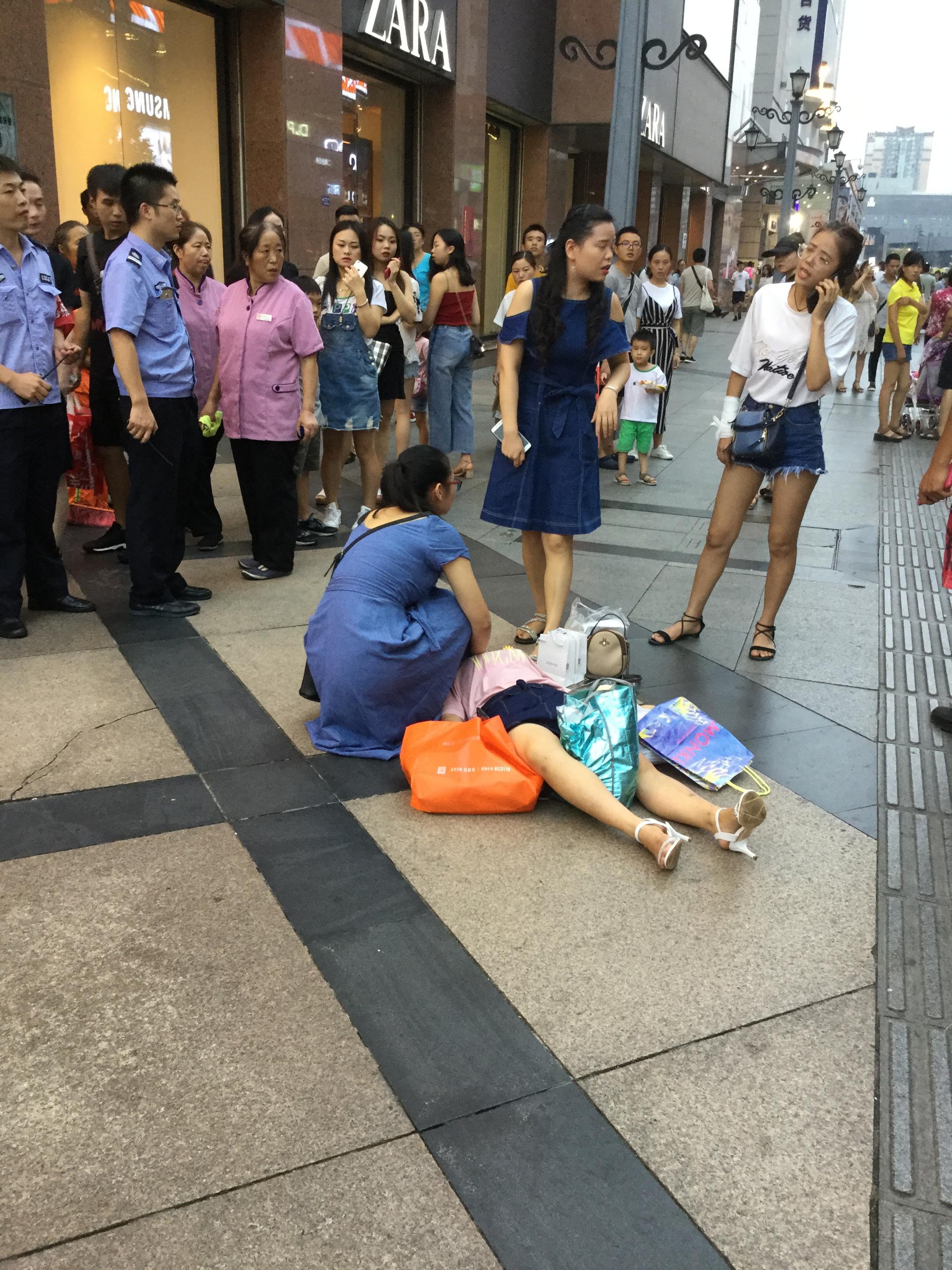 八点左右春熙路上头伊藤门口一个女子晕倒了