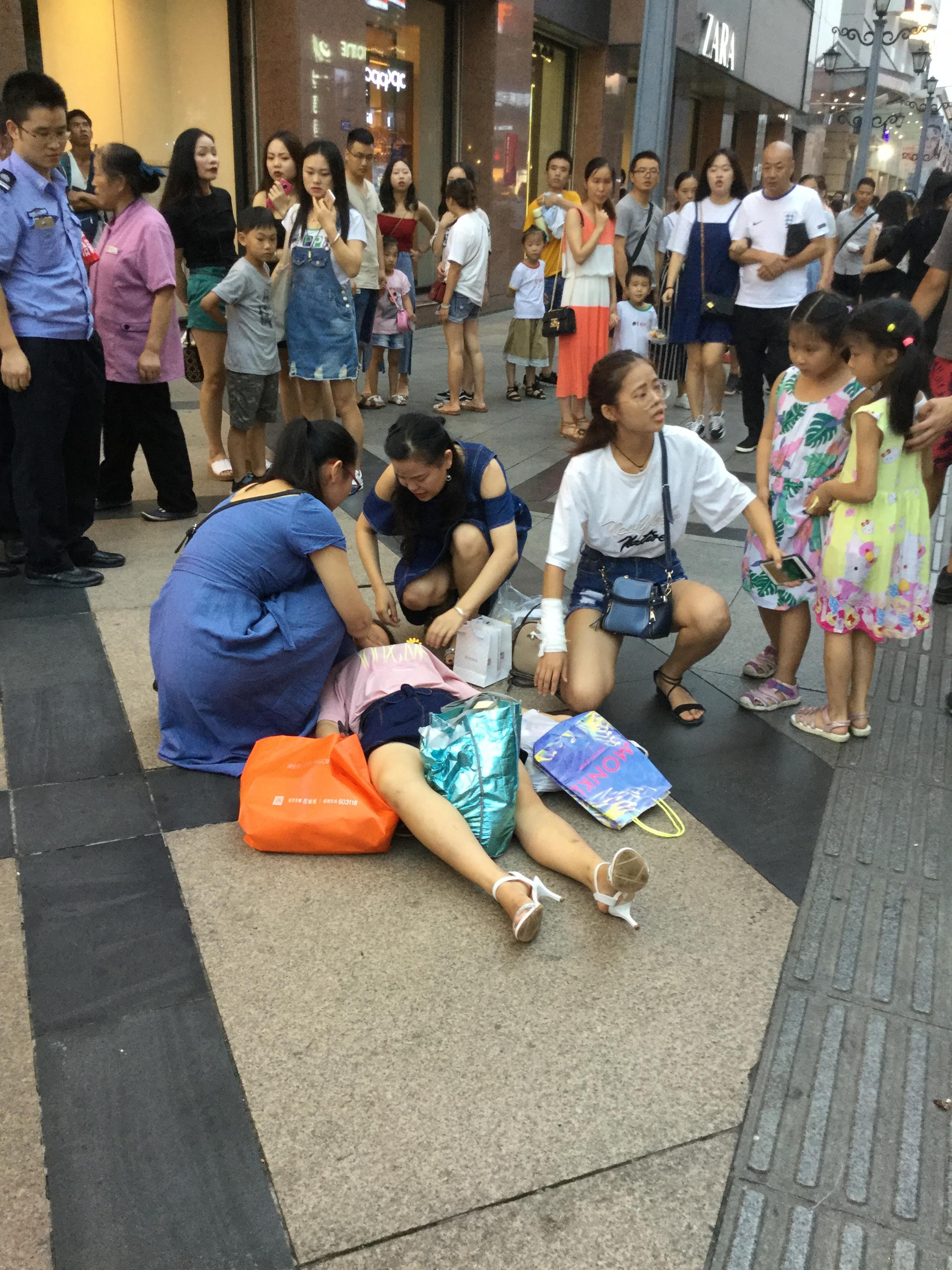 八点左右春熙路上头伊藤门口一个女子晕倒了