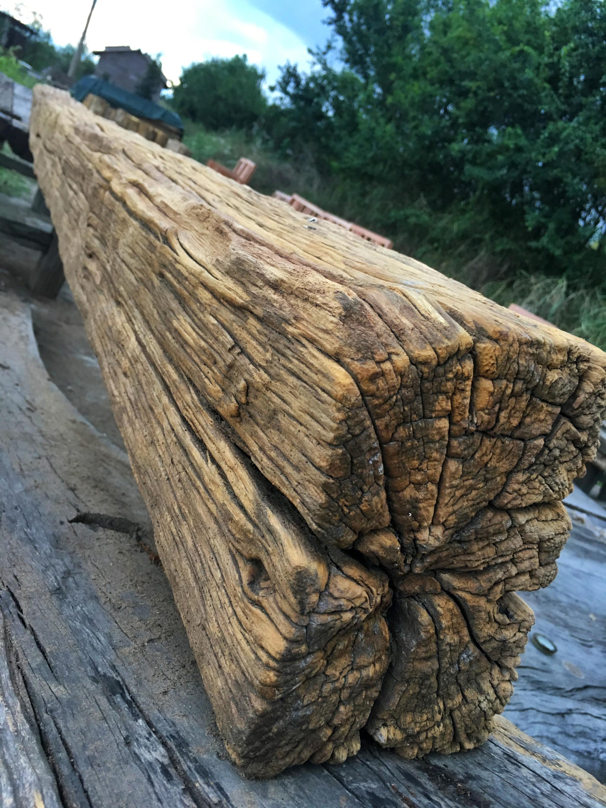 朽木,云南叫粟木,很硬很重,经过长年的风化,表皮纹理和颜色相当漂亮