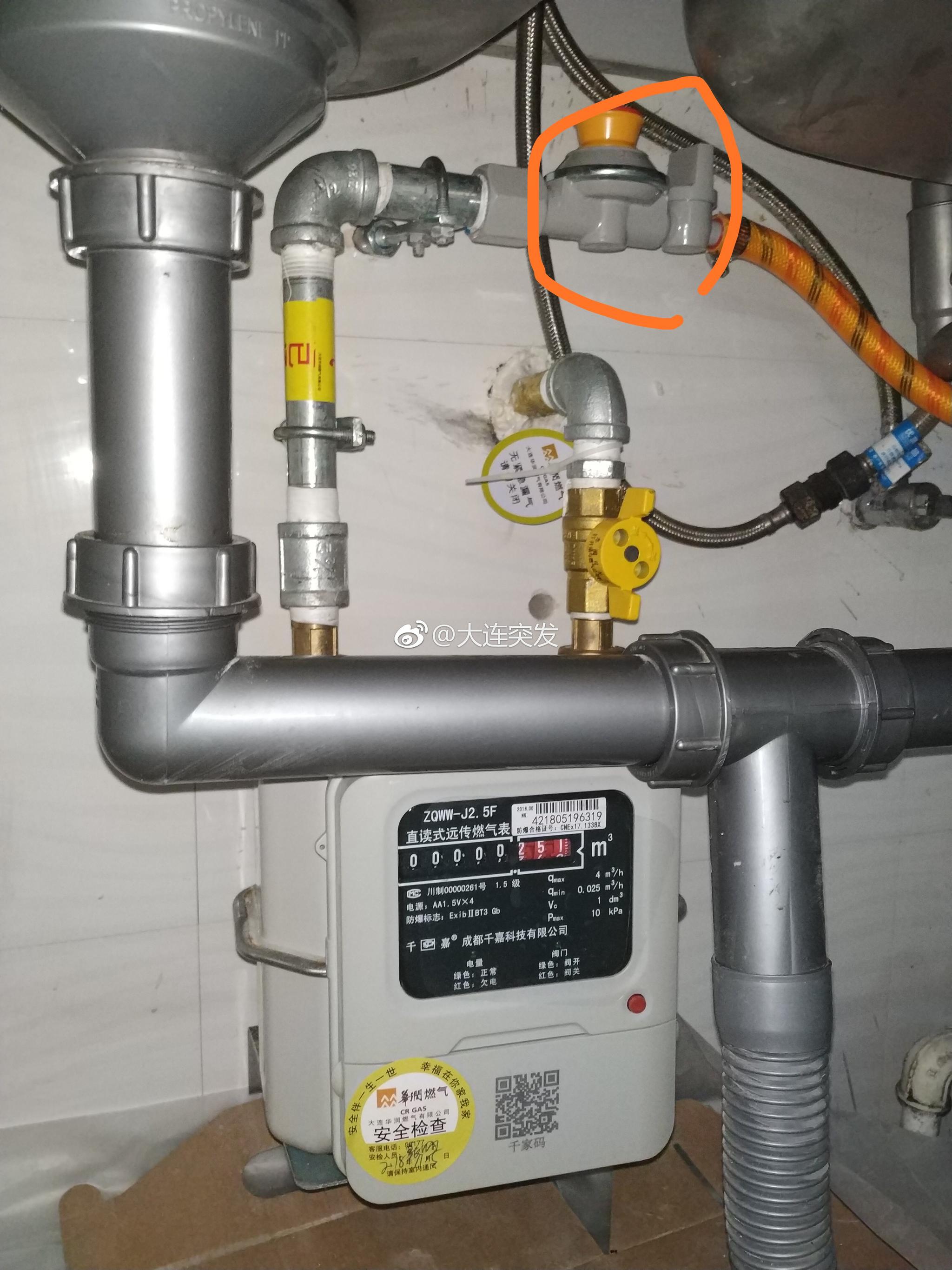 泉水天然气改造表挂水槽下得跪着开阀