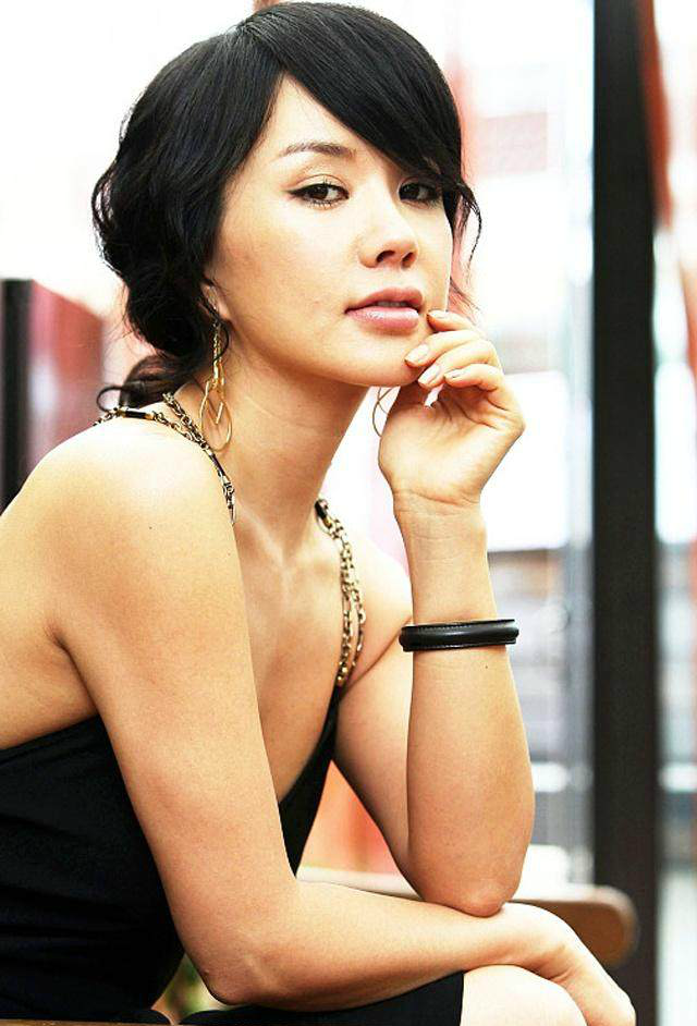 严正花性感诱人同时又可爱宜人的韩国女演员