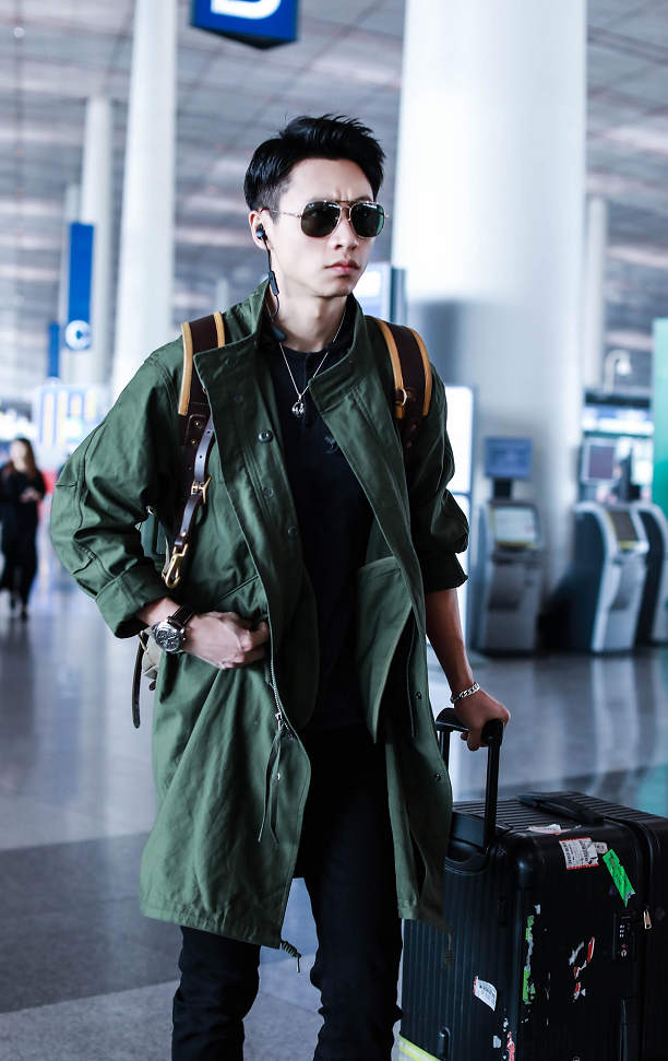 魏晨身穿军绿色风衣现身机场 戴一只耳机超帅超酷炫