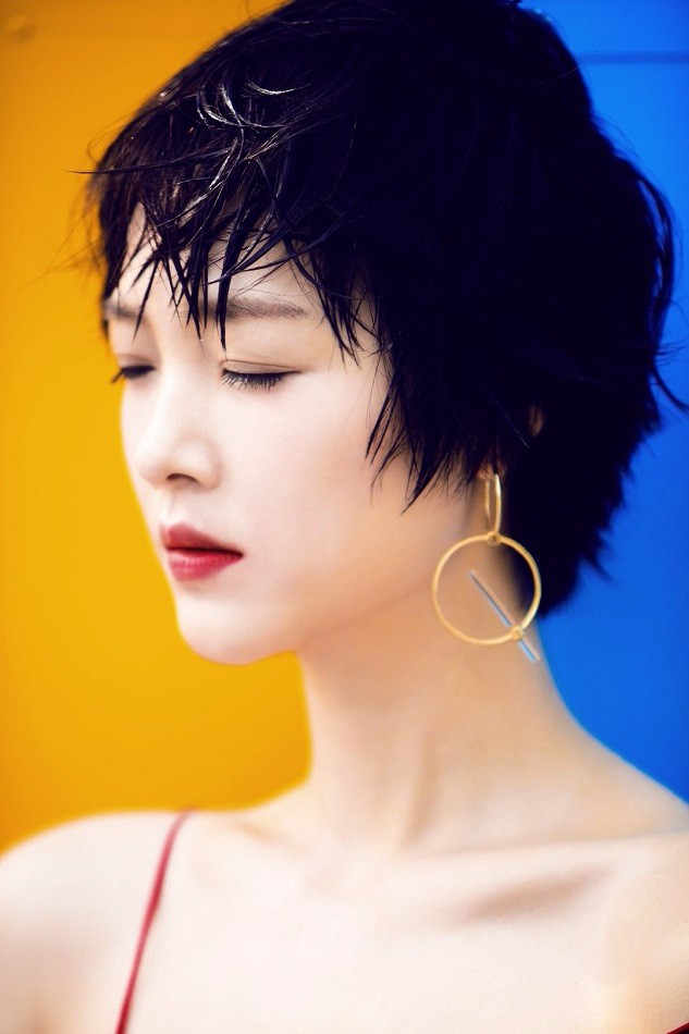 何杜娟最新夏日写真曝光上演红唇冷艳诱惑