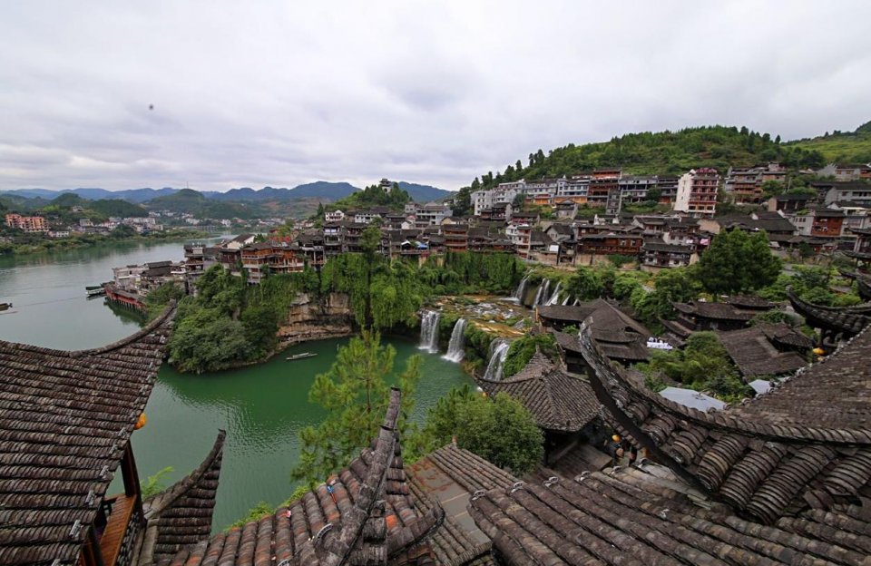 芙蓉鎮與,瀘溪浦市鎮,花垣茶峒鎮,龍山裡耶鎮並稱湘西四大名鎮.