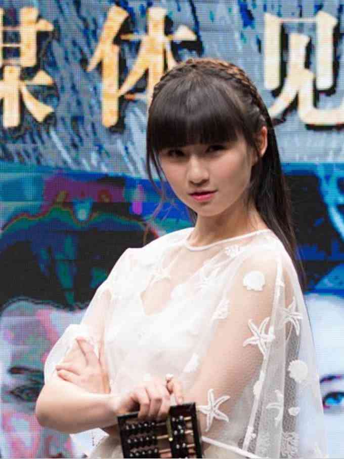 小彩旗出席某活动,胖成这样还穿白色,也没有人管管?