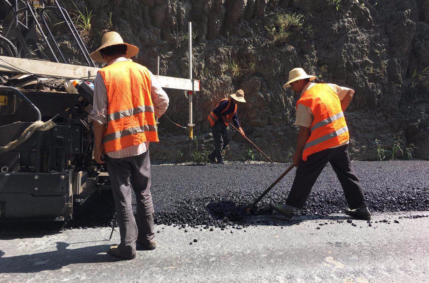 145度沥青高温 铺路工中暑时喝瓶霍香正气水继续干活