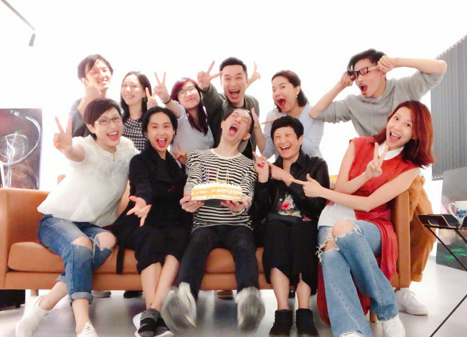 黄贯中搞怪傻笑过生日,朱茵领衔港普F4现身庆