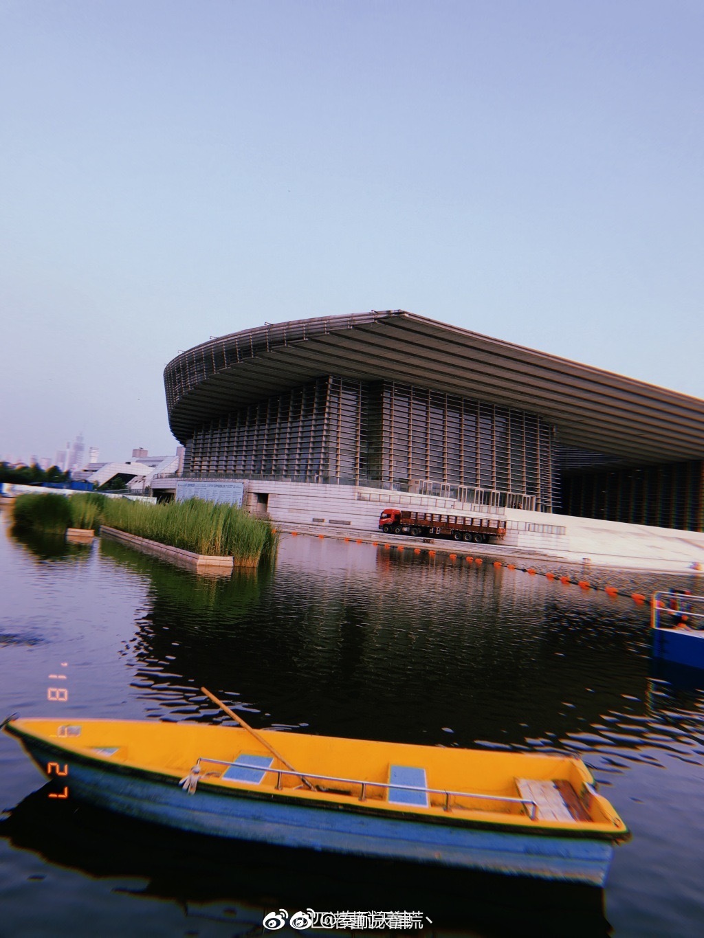 多少薄凉世态可动荡还有孤独要顽抗多少遗憾自负存念想