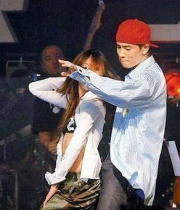 明星尴尬瞬间陈小春起反应颖宝变电灯泡刘涛激动的肩带滑落