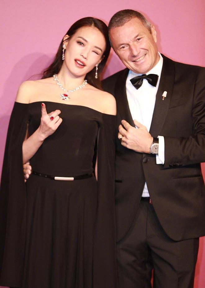 舒淇黑色一字肩抹胸裙搭配精致珠宝现身活动,