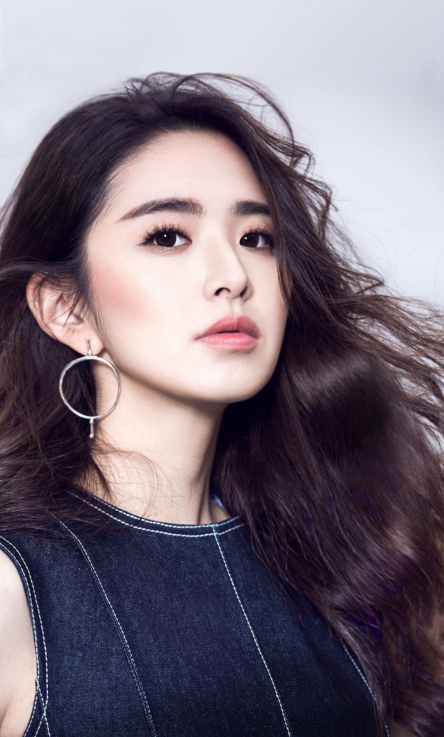 但是没想到到头却是新来的女主持人更出彩,她叫刘烨,89年出生,也是