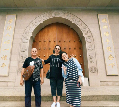 谢依霖首晒孕肚,尽显小女人姿态,眉眼间全是幸福模样_新浪看点